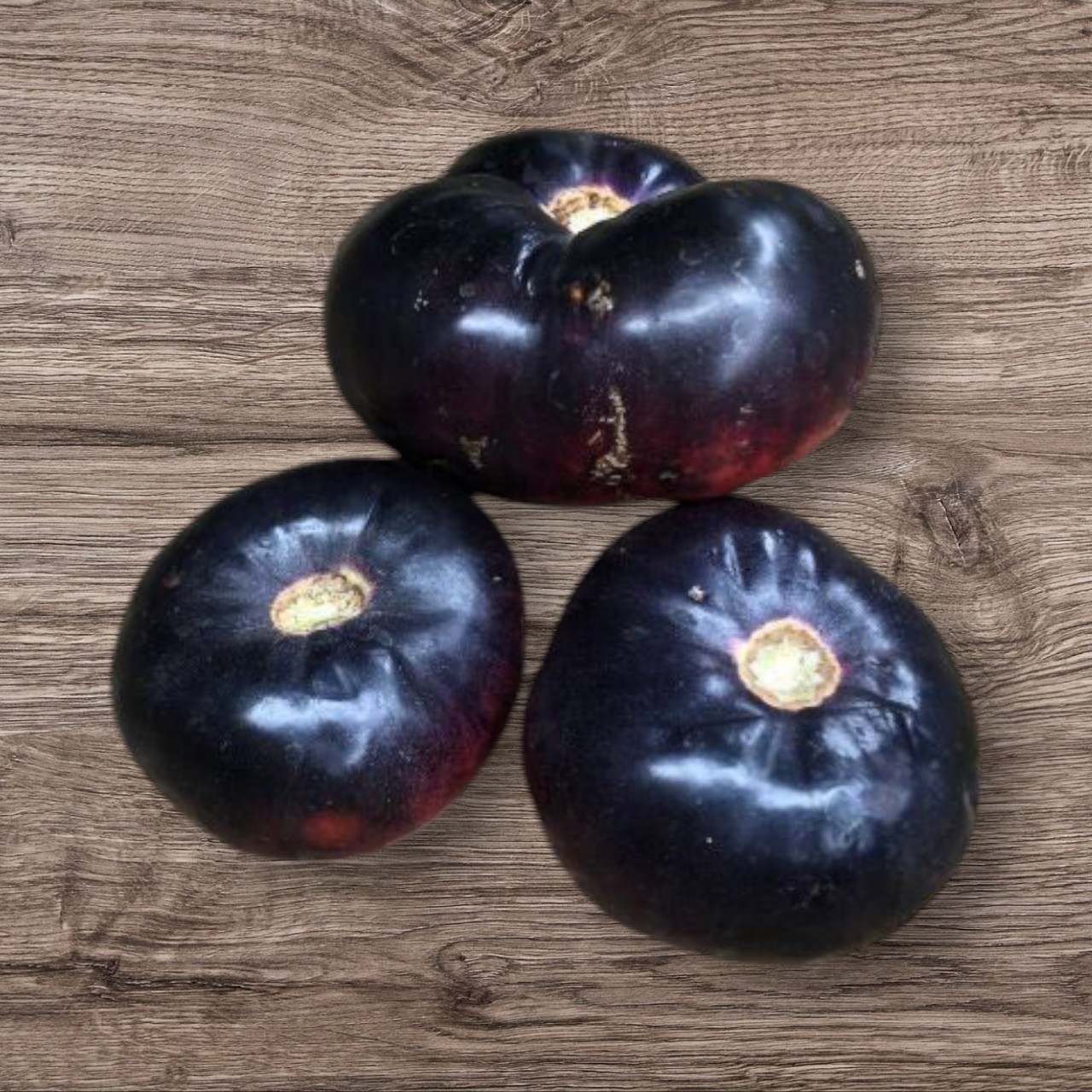 🍅 Аметистовая драгоценность — сорт, который покорит ваше сердце!

Друзья, представляю вам один из моих любимых сортов помидоров — Аметистовая драгоценность. Это настоящий шедевр для тех, кто ценит не только вкус, но и красоту овощей!

🌟 Что делает этот сорт особенным?

Необычная окраска: насыщенные фиолетовые тона с золотистыми переливами делают плоды настоящим украшением стола.

Великолепный вкус: сладкий, с фруктовыми нотками. Идеален для свежих салатов и закусок.

Урожайность: стабильно плодоносит даже в непростых погодных условиях.

Размер плодов: компактные (в среднем 80-120 г), удобны для консервирования.

Устойчивость к болезням: сорт отлично справляется с основными заболеваниями томатов.

💡 Советы по выращиванию:

Подходит как для открытого грунта, так и для теплиц.

Лучше всего чувствует себя на солнечных участках.

Требует регулярного пасынкования для формирования куста.

🌱 Семена сорта Аметистовая драгоценность доступны для заказа!
📩 Напишите мне в личные сообщения, чтобы узнать больше или оформить заказ.
📦 Доставка почтой России. По Смоленску по договорённости.

Подарите своему саду настоящую драгоценность!