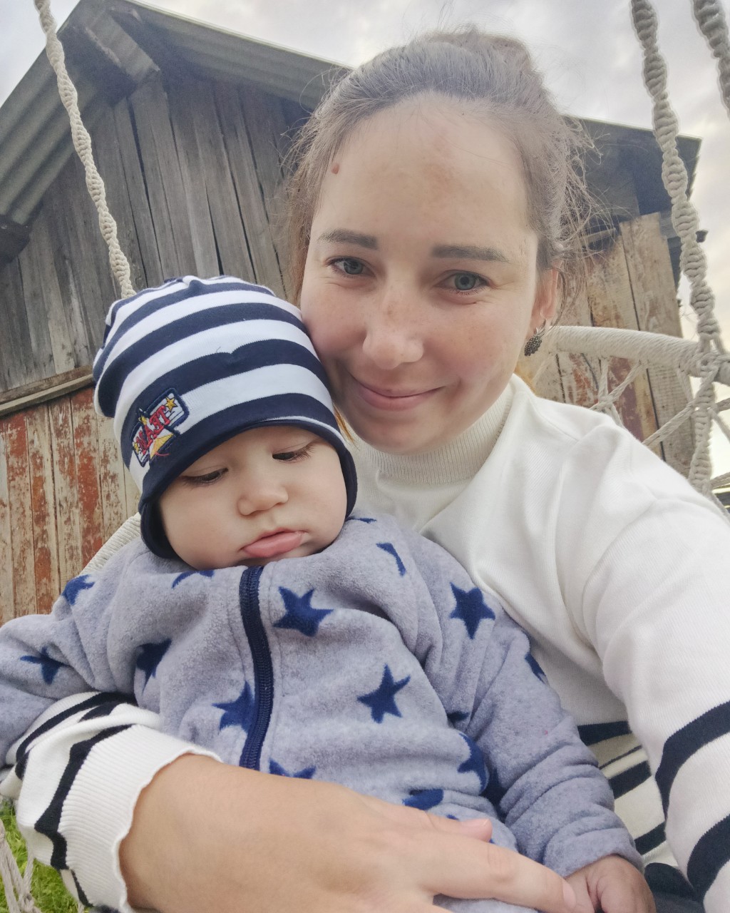 Та дам🤗 И я снова здесь😊 У меня очень много всего произошло за это время. Обо всëм по порядку. 

Самая главное, что произошло... Это Я СТАЛА МАМОЙ🤗❤ Самого лучшего мальчика. 

На данный момент я нахожусь в декрете, сейчас у меня появилось чучуть свободного времени... Совсем чучуть😅

И я решила заново начать вести свои социальные сети. Читать вам стихи, а так же петь каверы😊 И рассказывать про материнские будни. 

Постепенно я хочу ввести сторис. Просто у меня пока не хватает на это времени. Но это будет😉

Очень скоро я выложу свой стих, поэтому следите за новостями ✨

#✨космосвнутринас✨