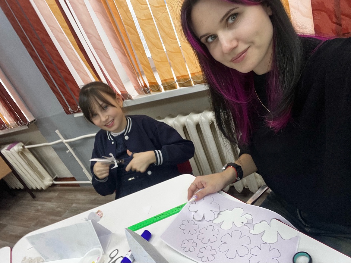 У старшей дочери в школе на мастер-классе 😜
#деньматери