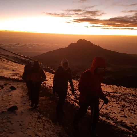 Foothillsofkili Tours в LOOKY. #foothillsofkili,#trekkinglife,#mountain,#camping,#mountaineering,#climbers,#freestandingmountainintheworld,#uhurupeak5895m,#tanzanzaniatourism,#mountkilimanjaro,#hiking,#visittanzania. Each fresh peak asce...