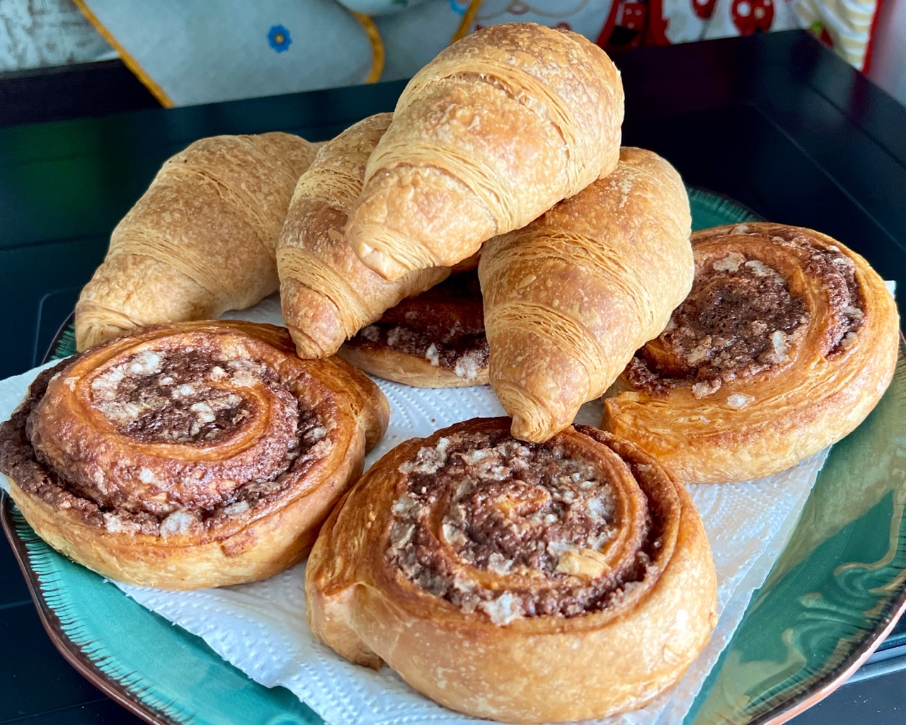 Внезапно красоты и вкусноты испекли с дочкой 🥰 
[#булочки ](булочки)[#булочкискорицей ](булочкискорицей)[#круассаны ](круассаны)[#выпечка ](выпечка)[#едимдома ](едимдома)