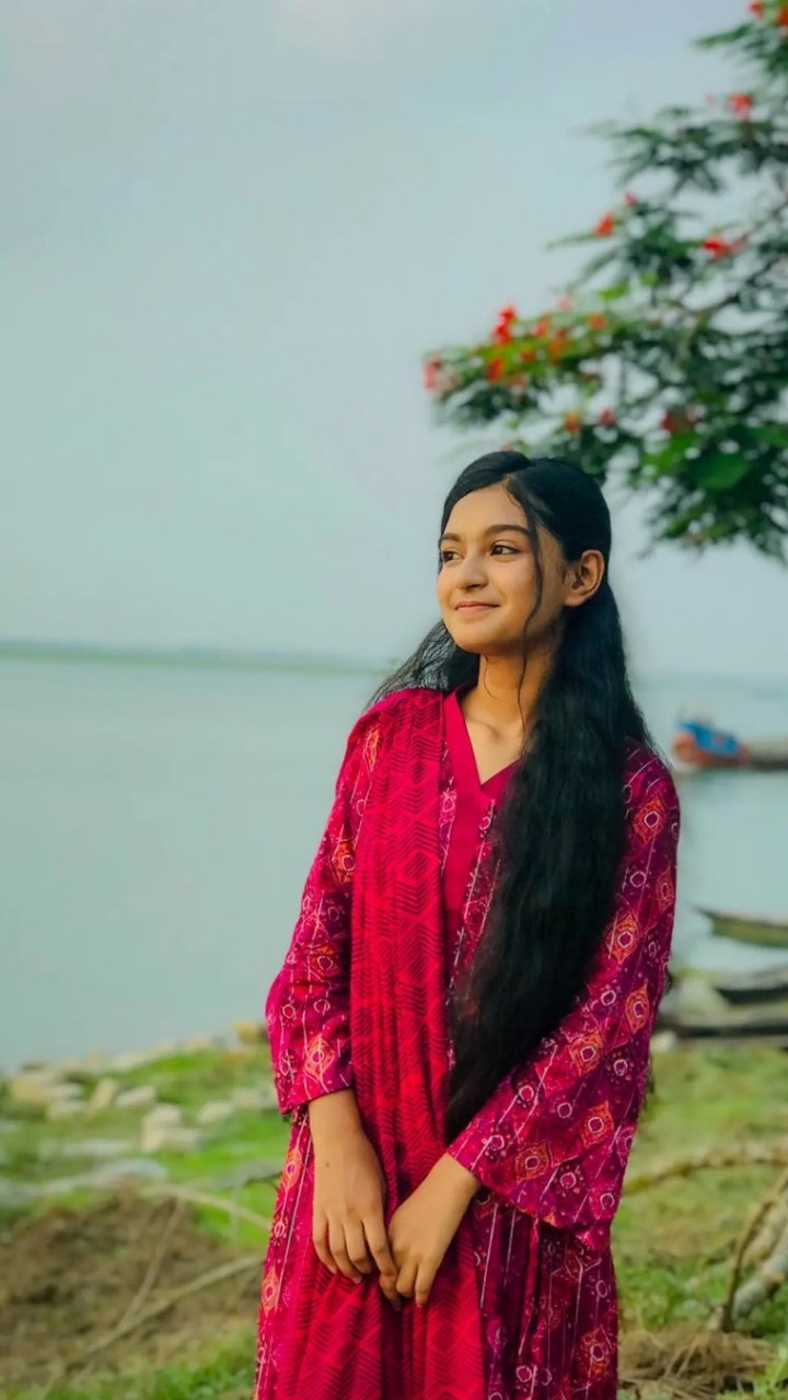 This sister is sponsored by Instagram to follow everyone follow this sister/এই আপুটি  sponsored করেছে Instagram ফলো দেওয়ার জন্য সবাই এই আপুকে ফলো দিয়ে আসেন
