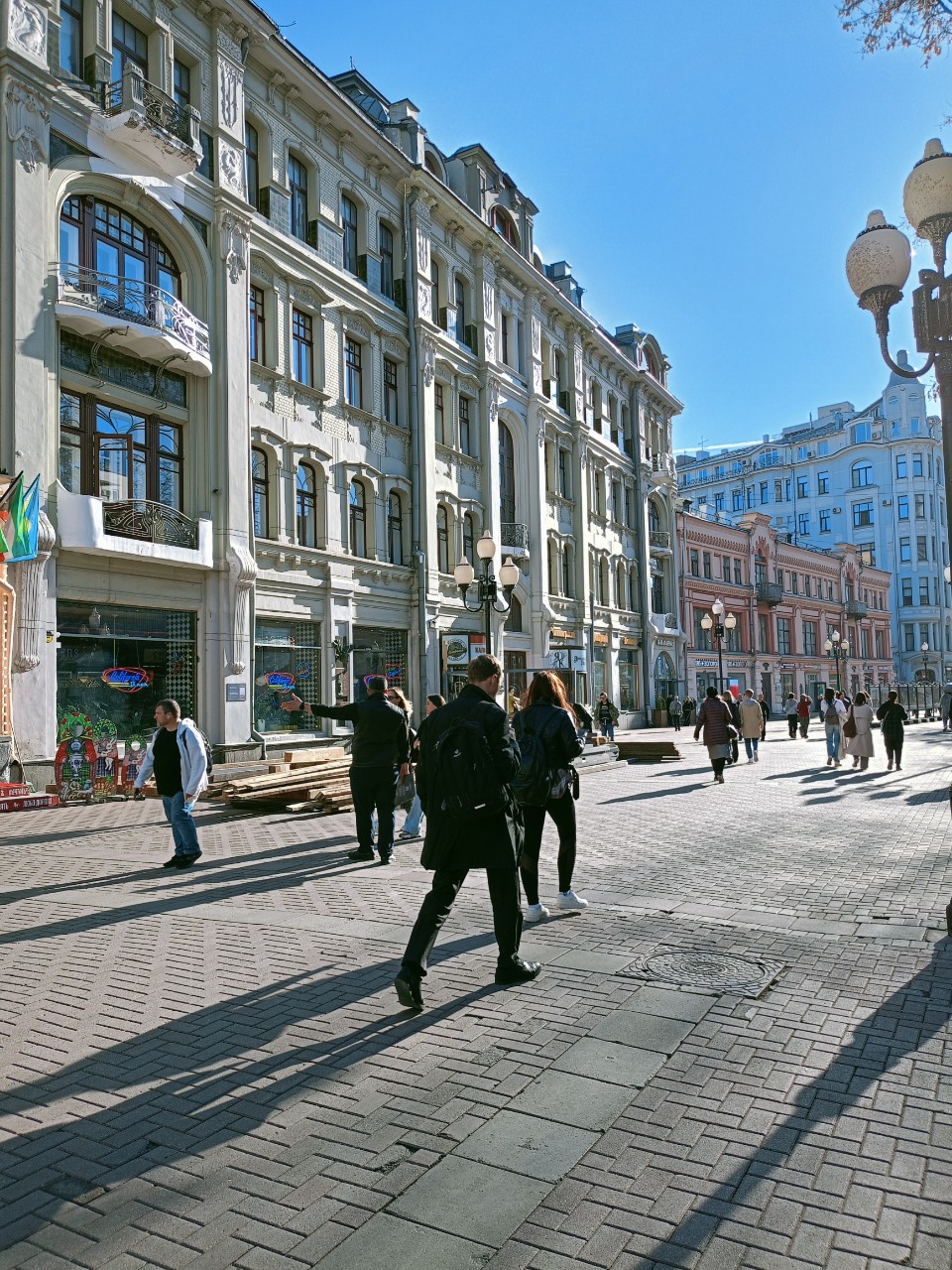 [#москва ](москва)[#март ](март)[#солнышко ](солнышко) [#экскурсия ](экскурсия)

Гуляю по Москве
Март прощай 
Погода, больше похожа на майскую
Днем жарко, но  обманчива
Ещё очень холодные вечера 
И как удачно зашла на Арбат
Нововодних украшений уже нет
А кафешки и рестораны
Только монтирую 
Летние террасы
Ждём апрель
Весна-лето
🌱🌱🌱