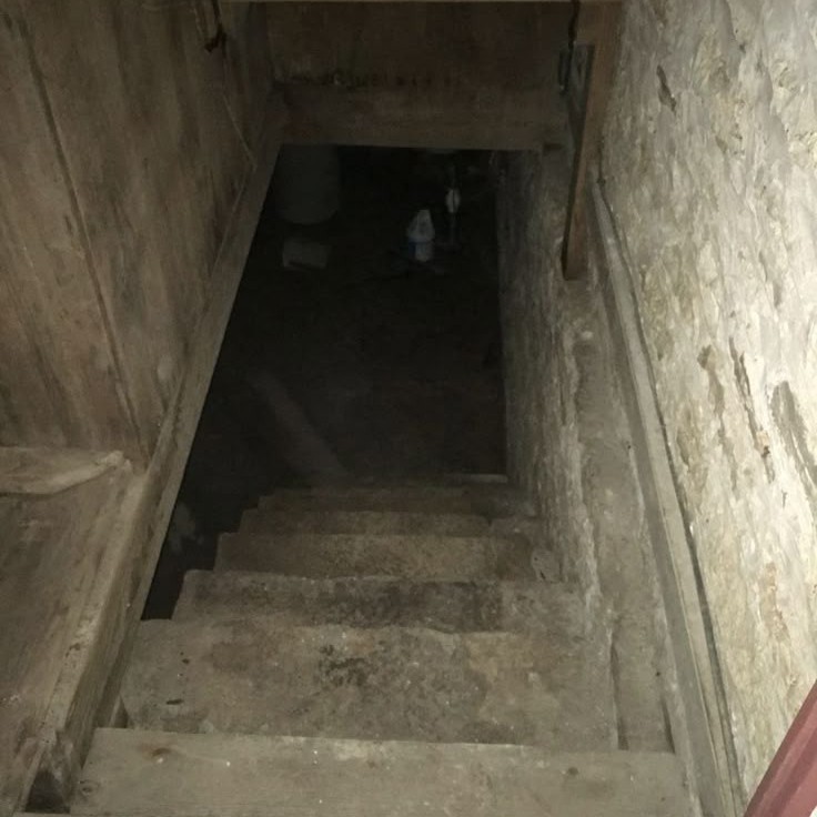 Гулял по заброшенному дому и увидел это..
