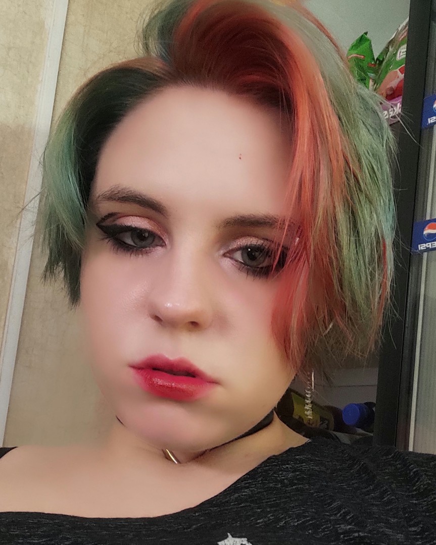 Сегодня решила побыть обиженным ребёнком 👪
[#gothic](gothic) [#goth](goth) [#sadness](sadness) 