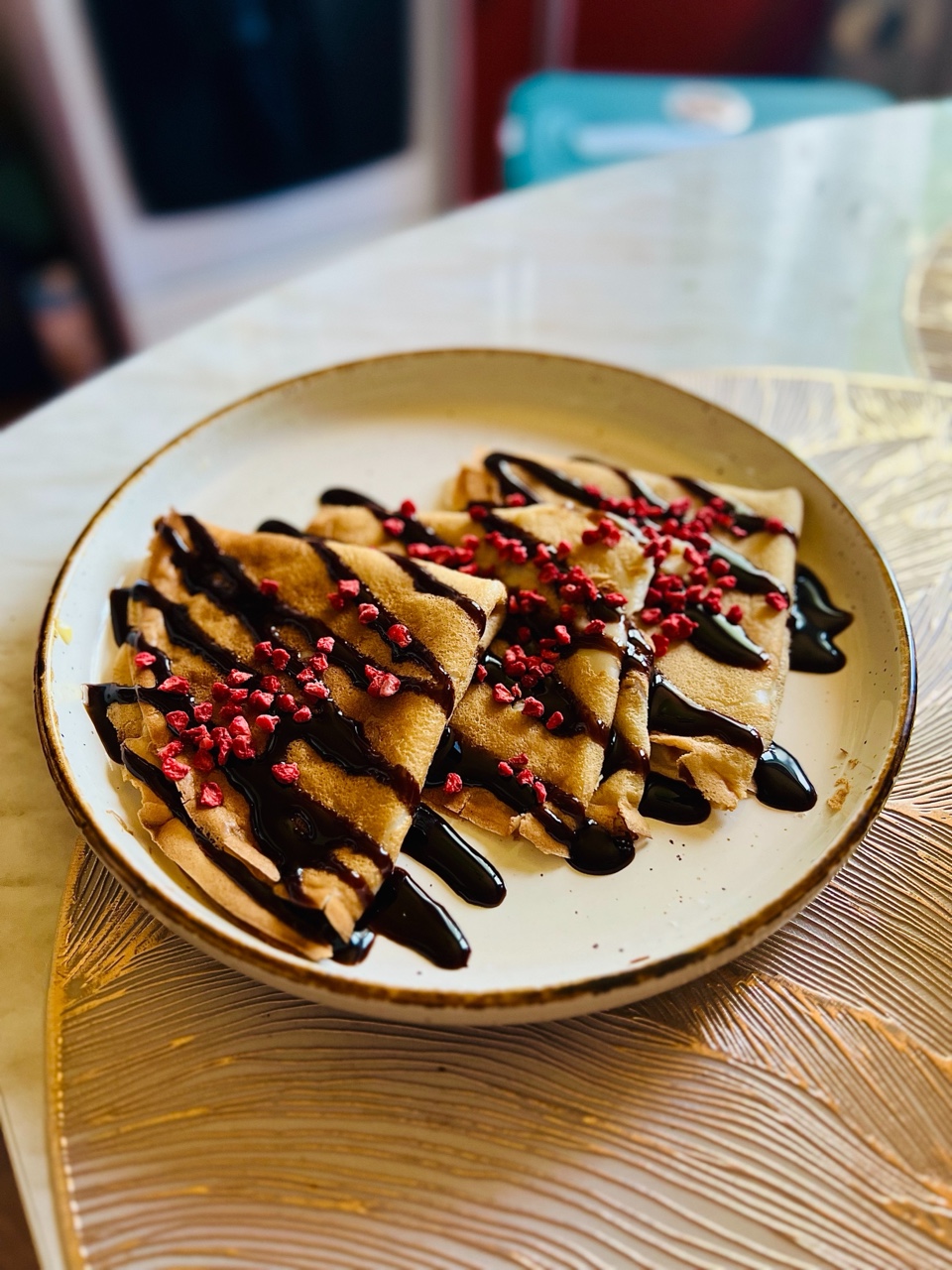 Шоколадно‑малиновые блины: десерт, который покорит с первого кусочка!🥞🍓🍫  

Утро станет волшебным, если начать его с чего‑то по‑настоящему вкусного! Представляем вам рецепт блинов, в которых идеально сочетаются:  
* нежная шоколадная нотка,  
* яркая кислинка малины,  
* воздушная текстура, от которой невозможно оторваться.  

**Что нужно (на 12–15 блинов):**  
* мука — 225 г;  
* какао‑порошок — 2 ст. л.;  
* сахар — 1 ст. л.;  
* соль — щепотка;  
* молоко — 400 мл;  
* яйца — 2 шт.;  
* растительное масло — 2 ст. л.;  
* свежая или замороженная малина — 150 г;  
* тёмный шоколад (70 % какао) — 50 г (для подачи).  

Как готовить:
1. В миске смешайте муку, какао, сахар и соль.  
2. В отдельной ёмкости взбейте яйца с молоком, добавьте масло, перемешайте.  
3. Постепенно влейте жидкие ингредиенты в сухие, аккуратно размешивая венчиком до однородности (без комочков!).  
4. Дайте тесту постоять 15–20 минут — так блины получатся ещё нежнее.  
5. Разогрейте сковороду, слегка смажьте маслом. Наливайте тесто половником, формируя круглые блины.  
6. Когда на поверхности появятся пузырьки, аккуратно положите 3–4 ягоды малины прямо в тесто (если используете замороженную, размораживать не нужно).  
7. Переверните блин и поджарьте с другой стороны до румяности.  
8. Подавайте горячими, посыпав тёртым тёмным шоколадом и дополнив свежими ягодами.  

**Советы:**  
* Для более насыщенного шоколадного вкуса добавьте в тесто 1 ч. л. растворимого кофе.  
* Если хотите менее сладкие блины, уменьшите количество сахара вдвое.  
* Отлично сочетается с ванильным мороженым или взбитыми сливками!  

Представьте: тёплый блин, тающий шоколад, сочная малина… Ммм, звучит как идеальный завтрак выходного дня, правда?  😍  

📌 **Сохраняйте рецепт, чтобы не потерять, и делитесь в комментариях: какие начинки для блинов любите вы?** 👇  

#рецепт #блины #шоколад #малина #выпечка #завтракимечты #десерт #кулинария