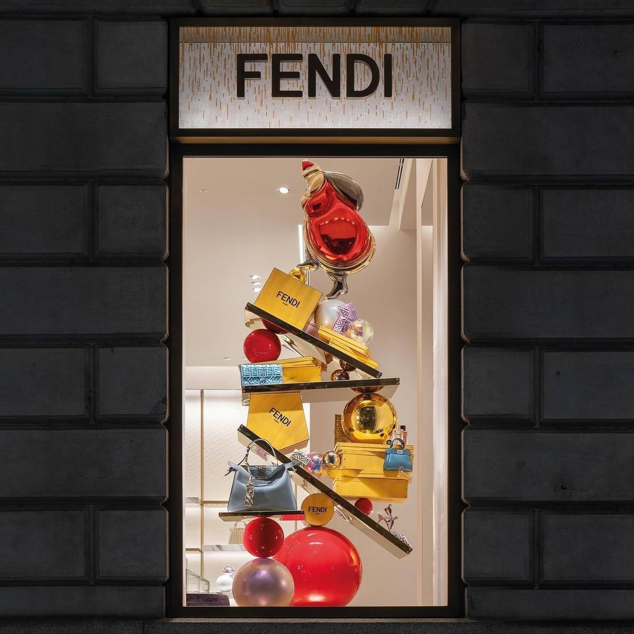 Fendi украсили свои магазины к Новому году и Рождеству в Шанхае, Гонконге и Милане к Рождеству и Новому году. 

На дизайн команду бренда  вдохновили работы муранских ремесленников и эскизы Карла Лагерфельда, сделанные в 1984 году.