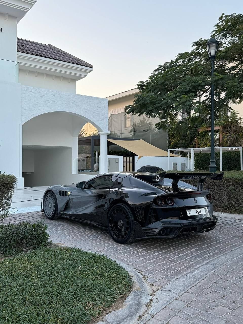 клуб миллиардеров в LOOKY — Ferrari 812 стоит у дома в четверг вечером.💥 На спойлере ви