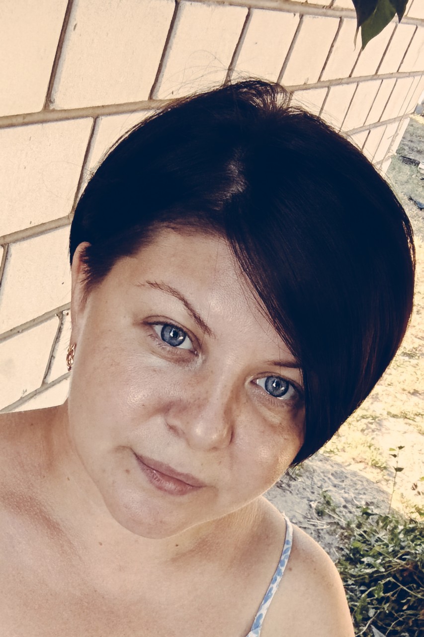 Всем привет! Рада видеть вас на моей новой странице. 👋

Меня зовут Алёна, и я живу в деревне. Я создала этот блог, чтобы просто делиться своей жизнью. Это мой лайфстайл-блог. 🏡

Здесь не будет долгих поучительных текстов. В основном я буду выкладывать простые видеоролики и короткие кадры из моей жизни — наши обычные будни, домашнюю атмосферу и всё, что меня окружает каждый день. 

А еще я очень люблю уход за собой. Поэтому иногда в блоге мы будем заглядывать в мою косметичку — буду делиться любимыми средствами и бьюти-находками. ✨

Добро пожаловать! Расскажите в комментариях, как вас зовут и из какого вы города? Давайте знакомиться! 👇