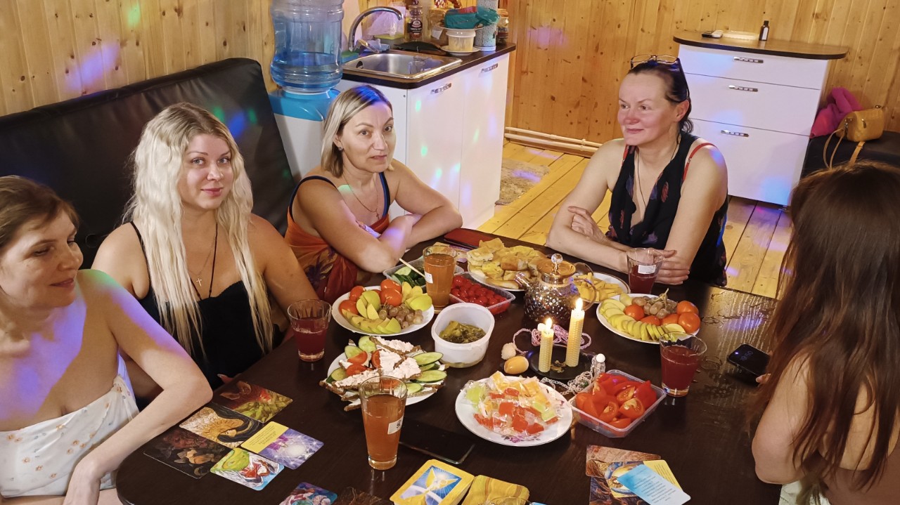 Вот так провели нашу Баньку "Женская сила и здоровье"💃💃💃👍🫶
Помогали нам в нашем пространстве кристаллы, программные свечи💎. Все пространство было наполнено радужными энергиями🌈. 
Потоки шли абсолютно новые.
Очень много работали с травами🪻🌿🫧. Отварами и маслами поддавали в каменку, и наслаждаясь этими ароматами очищали свои "слепые каналы" от старой энергии, скопленной информации. Очищали репродуктивную систему.
Умывались травяной водой, а потом расслаблялись в бассейне. С водой мы тоже поработали (она была заряжена кристаллами) . Вода выталкивала тело на поверхность и было потрясающее чувство невесомости (левитации) .
Стол у нас тоже получился богатый. За травяным чаем 🫖🍇☕ провели небольшую обучающую лекцию по применению трав в нашей жизни. Узнали, как можно использовать травы вместо фарм лекарств, как очищать тело и пространство в помещениях. Какие способы приготовления для употребления внутрь существуют. После каждый участник получил в подарок оберег. 
С метаморфическими картами плодотворно поработали🎴. Провели диагностику всех чакр и  глубинную энергопрактику.🧘
Вечер удался!
✨Если нужны кому-то индивидуальные проработки, более конкретные, какие-то  серьезные проблемы личного характера, можете записаться на прием к Татьяна Самойлова  🔮🙏
✨Я провожу так же массаж, работаю с поющими чашами, готовлю программные свечи, устраняю сотрясение, и провожу энергосеансы по ситуации

Бани ещё будут! Следите за информацией на наших страницах и в сторис.
Всех обнимаю, всем Любви!💖😘🤗