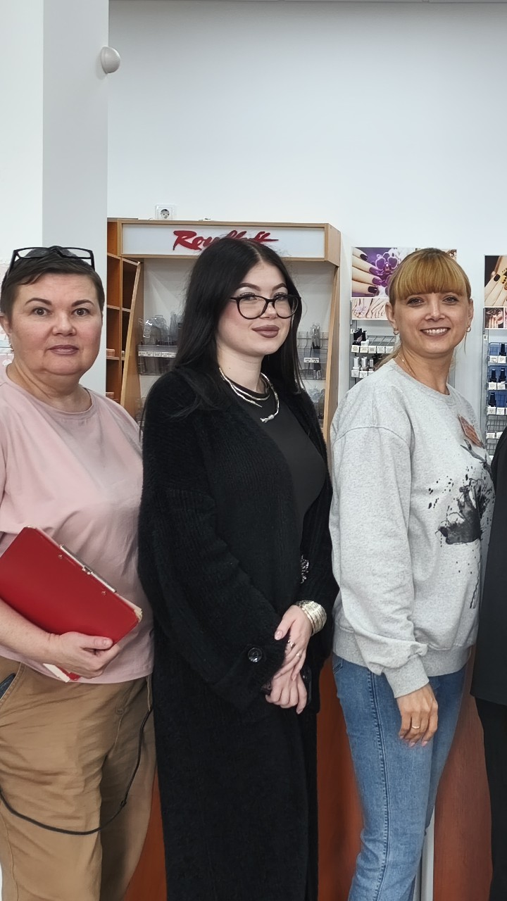 «Маникюрный старт» в «Клубе Милых Дам»: ваш первый шаг к профессии мечты в Академии красоты Эколь! ✨

Прекрасные будущие мастера! 💅

Сегодня, 20 августа 2026 года, в «Клубе Милых Дам» (пл. Калинина, 21) прошла встреча в этом году с группой мастеров маникюра — и это было по-настоящему мощно!

Мы собрали девушек, которые уже сделали шаг к профессии и готовятся начать обучение в Академии красоты Эколь в Калининграде. И, как всегда, дали не просто вдохновение, а чёткую базу знаний перед стартом.

Наш МК был о самом важном:
• Инструменты и оборудование — разобрали, как выбрать и работать как профессионал
• Стерильность — основа безопасной и качественной работы
• Материалы — гель-лаки, базы, топы и понимание результата

💡 Важно: уже на старте ученики получают большую и системную базу знаний по инструментарию, чтобы уверенно чувствовать себя в профессии.

Этот мастер-класс — прочный фундамент перед обучением.
Вы не просто «попробовали» — вы уже начали свой путь.

Отдельная благодарность сети магазинов профессиональной косметики «Клуб милых дам» и Татьяне Павловской за организацию, проведение и заинтересованность в совместной подготовке мастеров маникюра и педикюра 🤝