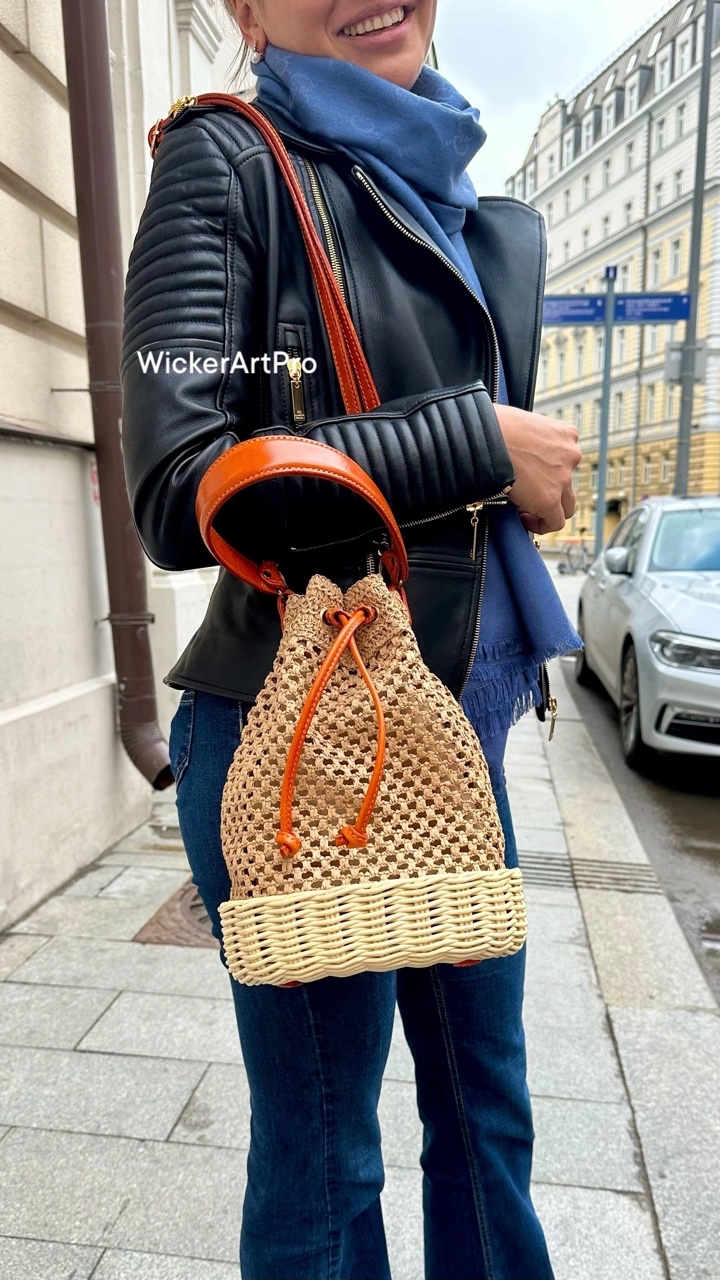 ✨Когда натуральность встречается с элегантностью

Моя любовь — плетёная сумка в стиле бохо-шик 🤍
⠀
Созданная из натуральной рафии и дополненная кожаными деталями тёплого карамельного оттенка, она идеально сочетает в себе лёгкость летнего настроения и утончённый характер.
⠀
Идеальна для городских прогулок, встреч с подругами и утреннего кофе на террасе.
⠀
👜 Натуральные материалы
🧵 Ручная работа
💼 Универсальный силуэт
⠀
Плетёная текстура + гладкая кожа = гармония в деталях.

С Уважением, WickerArtPro