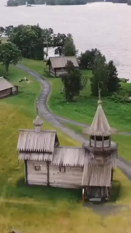 Александр в LOOKY — Брёвна рублены – до неба
Да узорные главы.
А внизу лежит Оне