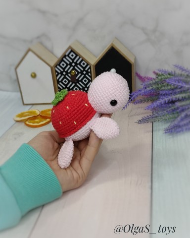 Looky_1698654228192 в LOOKY. #игрушки,#зефирныеигрушки,#плюшевыеигрушки,#плюшки,#OlgaS_toys,#игрушкиручнойработы,#подаркиручнойработы,#амигуруми,#вяжемслюбовью,#amigurumi,#toys,#knitting,#handmade,#вязаныеигрушки. Клубничка 🍓

#игруш...