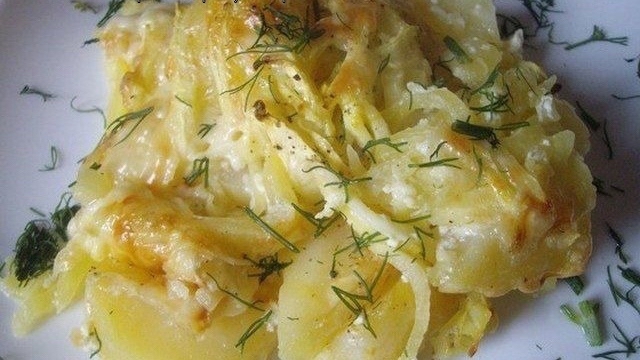 ОБАЛДЕННАЯ КАРТОШКА В СМЕТАНЕ К ЛЮБОМУ СТОЛУ!
⠀
От добавки никто не отказывался!
⠀
Продукты взять в произвольных пропорциях по вкусу и количеству порций.
⠀
картофель
сметана
сыр
любая зелень
лук репчатый
специи
⠀
Лучшие рецепты
🍕 Ищите простые рецепты с фото? Рекомендуем подписаться

ПРИГОТОВЛЕНИЕ:
Смешиваем сметану с водой 1 х 1, добавляем специи (любые в пакетиках) . Хорошо перемешиваем. Лук режем кольцами. Картофель чистим, режем тонкими кружочками и выкладываем слоями на смазанный маслом противень, чередуя с луковыми кольцами. Каждый слой солим. Заливаем сметанной смесью и посыпаем, мелко нарезанной зеленью. Ставим в духовку на 45-50 мин. Достаем, выкладываем сверху тертый сыр и ставим еще на 15 мин, до образования румяной сырной корочки.