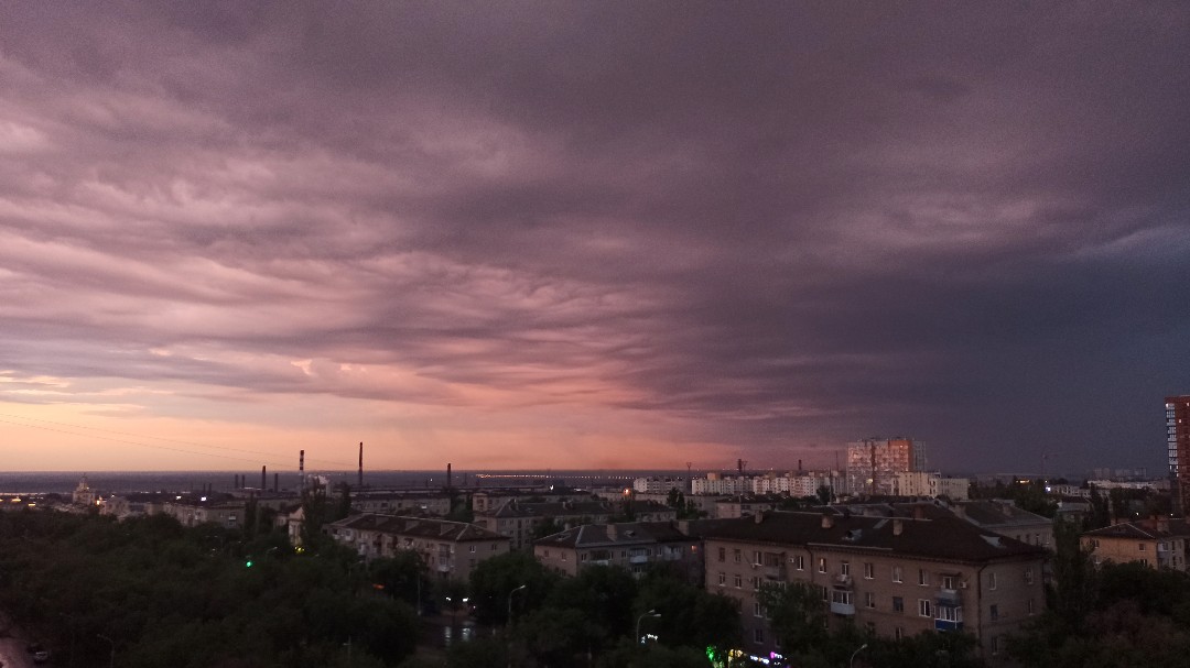 Пока город спит...💤

Фотографируя Луну на закате солнца небо было ясным и я никак не могла подумать, что через несколько часов начнется сильный дождь. Он был таким сильным, шумным, с молниями, в общем во всех его проявлениях! И когда казалось, что всё закончилось, он словно набирая мощь, выдавал новую порцию! Это было жутко красиво! 
Дождь так сильно барабанил по подоконникам, словно одна его капля вмещала в себя целое ведро воды, из-за чего я не могла уснуть. Что не скажешь о моих родных. Зато, у них есть я, чтобы всё им рассказать и показать😊 
Как только дождик сбавил свою силу, насладившись свежим, прохладным воздухом и тишиной, я пошла спать 😴 

А вы просыпаетесь от дождя или на дождик сладко спите? 😴🌧

[#лето2023](лето2023) [#красивоенебо](красивоенебо) [#LOOKY_топ](LOOKY_топ) [#раннееутро](раннееутро) 
