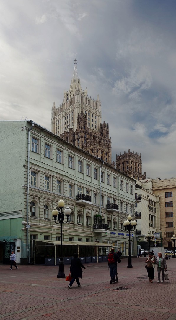 Утром на Арбате.
.
#москва #россия #фото #фотография