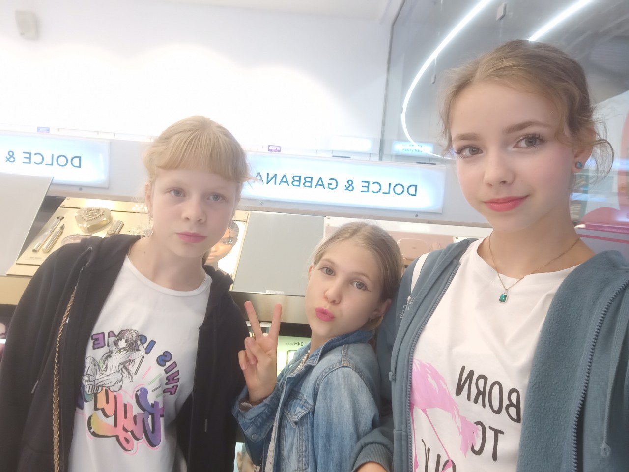 Ходили в летуаль чтобы разобраться с одним  продавцом,  и сфоткаться на фоне косметики Dior,  но получилось только на фоне долчи габана.