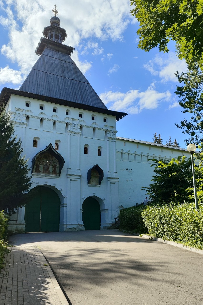 Чудесная прогулка в монастыре🌞. Приезжайте, тут очень интересно😍. 
#звенигород [#саввино_сторожевскиймонастырь ](саввино_сторожевскиймонастырь)