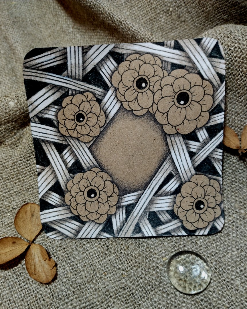 Продолжение цветочной серии 🌼

#zentangle #быстрыйрисунок #рисунокручкой #цветы #цветочныйпринт