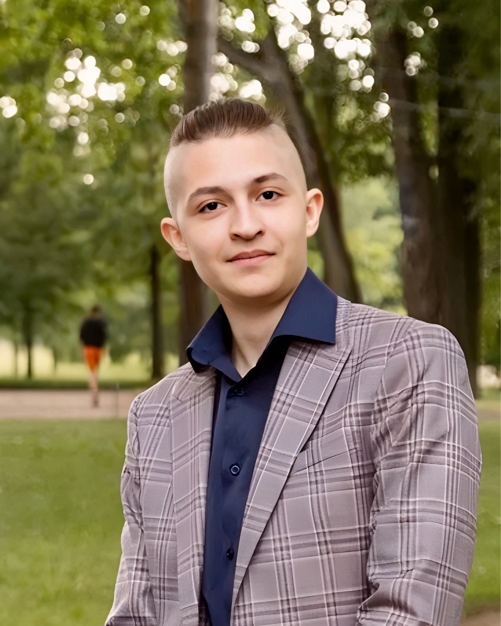 Вчера с коллегой на работе вспоминали как прошла наша юность и удивлялись как мы выжили) ) Скучно не было! Каждый находил себе приключения и единомышленников) А вечером, когда рассказывала мужу как прошел день,  тоже эту тему обсудили, естественно в контексте собственных детей. Особенно старшего сына.

Это вроде бы не наше дело! 
Но! 
Во-первых - сын наш!
А во-вторых это сильно отличается от того, что было у нас в его возрасте, поэтому промолчать тоже не выходит.

Я не могу разобраться. 
Мы стремились к личному, реальному общению, потому что хотели этого? 
Или потому что у нас не было таких широких возможностей для общения виртуального?

Я помню как иногда было лень собираться на очередную тусовку, но их было столько что рабочая неделя иногда воспринималась как отдых.

Гуляли (какие там 10000 шагов, мы могли от Долгоозерной до Дворцовой дотопать, при этом не переставая болтать) , ходили в клубы и бары, устраивали праздники дома (в основном у меня) . Вариант «выходные на диване перед телевизором» не рассматривался ни в какую погоду.
Было здорово) ) есть что вспомнить) Семейная жизни конечно сменила музыку, и поставила какие то моменты на паузу, но именно на паузу. 

А сейчас они общаются виртуально.
Это так странно. И в моем понимании этого не достаточно!

В общем сын пришел с работы и получил от меня ультиматум: 
Внуков хочу реальных! 
На виртуальных я не подписывалась! 

В 13 лет у меня сдох Тамагочи.

Так что мне пожалуйста живого, орущего, громящего квартиру. Можно несколько. И чтоб обязательно хоть одну девочку.