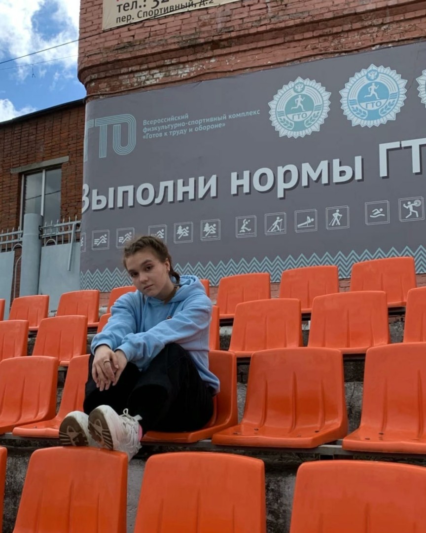 Что для меня волонтёрство? 

Даже не знаю, сложно выделить что-то одно.. На самом деле, тебе спустя какое-то время становится непринципиально, кому и в чём помогать.
Ты получаешь удовольствие от помощи в организации мероприятий и событий, получаешь прилив адреналина во время финиша спортсменов и ощущаешь приятную усталость, когда из зала выходят последние гости. 
Будь то пенсионеры, которым нужна помощь по дому, или ребята из школ и детских домов, для которых ты спешишь провести интерактивное занятие - ты искренне счастлив видеть радость в их глазах, и тебе хочется возвращаться ещё и ещё. 
Идя на субботники, высадки деревьев или экологические акции, помогая работникам приютов для животных, ты не воспринимаешь это как тяжёлую (или даже грязную) работу - для тебя это становится интересной игрой, совместным времяпрепровождением, иногда и полноценным отдыхом) В волонтерстве все, в первую очередь, помогают друг другу - поддерживают, объясняют, направляют. Все готовы подать тебе руку, и ты сам не замечаешь, как становишься частью большой команды.
Для некоторых волонтёров их деятельность - это помощь самому себе. Порой участие в мероприятиях - это эмоциональный отдых, возможность передохнуть в будничной суете, набраться сил от общения с участниками, от взаимодействия с командой.