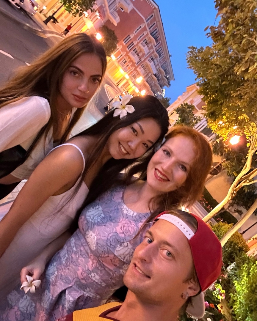 NickEuropeMan_Official в LOOKY — Ну, посмотрите, какие чудесные девушки меня окружают!
В обще