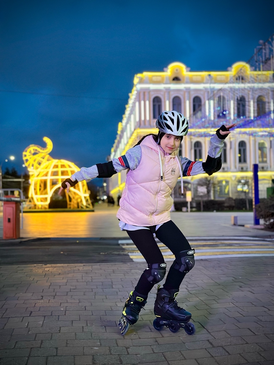 Дурачимся с [@ed.balkovaya ](rn-looky://navigate/profile/76999d6b-ad80-495f-b23a-8c8f38fa83e9)на роликах, быстрей бы вернулось тепло 🥰