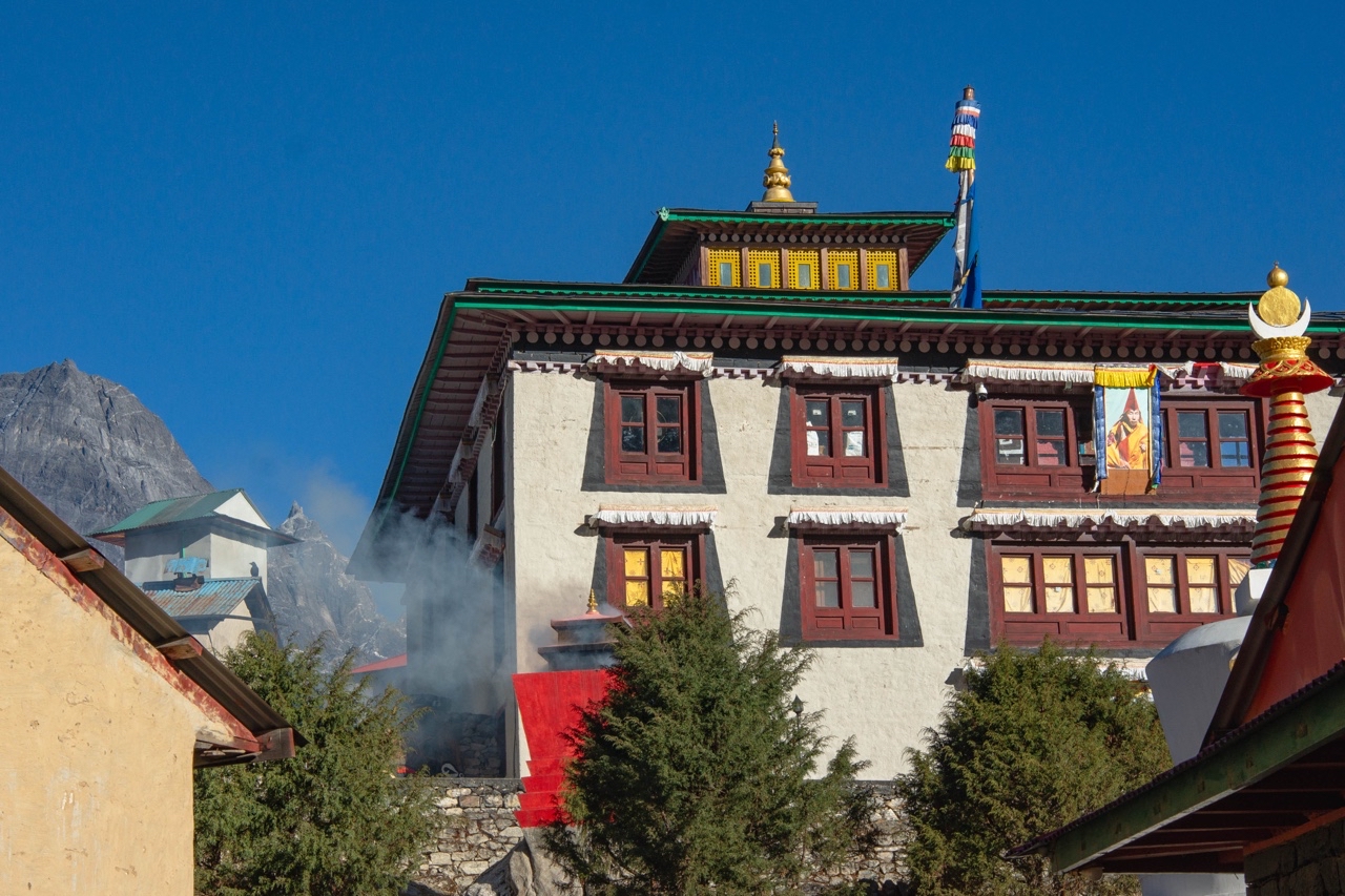 Монастырь Тенгбоче

По дороге в базовый лагерь Эвереста встречаешь великолепный действующий монастырь в небольшой деревеньке Тенгбоче на высоте 3867 метров.
Построен в 1916 году, но несколько раз перестраивался. В 1934 году монастырь был разрушен в результате землетрясения. В 1989 году еще одна беда - пожар.
Но снова восстановлен в том числе при помощи добровольцев.

#монастырь #горы #непал [#буддизм ](буддизм)