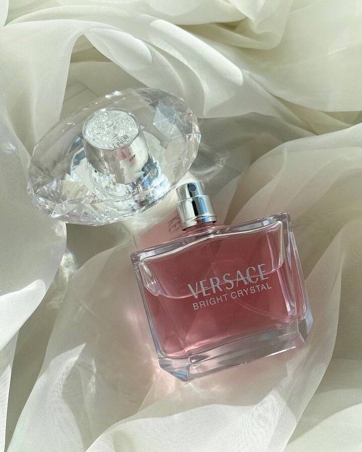 Versace «Bright Crystal» - это истинное воплощение женской души. В нем скрыто множество граней и эмоций, которые проявляются в различных ситуациях. Этот аромат подчеркивает уникальность и красоту своей хозяйки, придает ей нежность и утонченность. Обладательница «Bright Crystal» - яркая, темпераментная и уверенная в себе леди. Рядом с ней находится любящий и заботливый мужчина. Он одаривает ее комплиментами и позволяет ощущать себя настоящей королевой.
Оригинальные духи раскрываются аккордами юзу и сочного граната. Через несколько секунд к ним присоединяются душистая магнолия, прохладный лотос и насыщенный пион. В шлейфе композиции преобладают нотки благородного мускуса, красного дерева и теплой амбры. Джанни Версаче «Брайт Кристал» - это удивительная комбинация свежести, цветов и древесных мотивов. Парфюм звучит красиво и уместно при любой погоде, очаровывая своей мелодией весь мир.