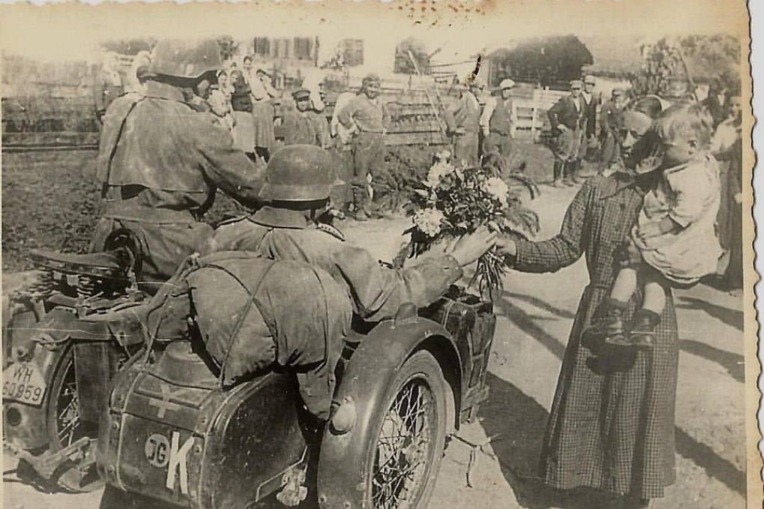 Вехи истории в LOOKY — Лето 1941 года.
Хлебом и солью, с радостью, цветами и слезам