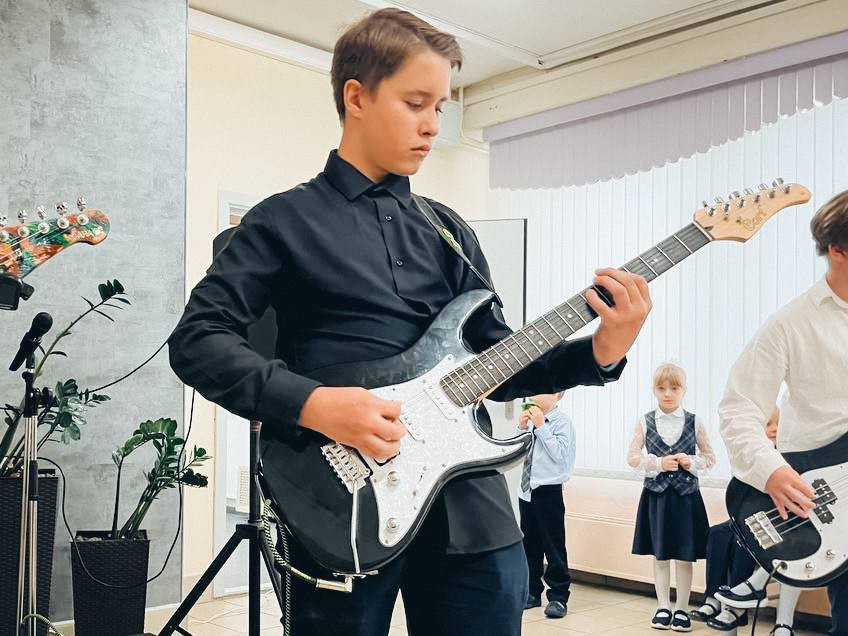 🎼МУЗЫКАЛЬНАЯ ГОСТИНАЯ🎼

🤝Здесь собираются музыканты и меломаны, чтобы обменяться идеями и исполнить классические произведения или же современные композиции, создавая уникальные мгновения, наполненные волшебством.

📌На переменах выступали ребята нашей школы:
✅Илья Д. 7М, Арсений К.,8А
✅Александр Ш. 8И в музыкальном гитарном трио. 
✅Софья П. 9Б и «Ансамбль Барабанщиц»
✅Тимур Е. 10П и Кира Е. 7И исполнение песен под гитару 
✅Алина Б. 9М со скрипкой.

⏳Музыкальная гостиная становится местом встреч и открытий, где каждый может найти свое место в бесконечном диалоге музыки и жизни. Здесь время словно останавливалось, позволяя отдаться музыке и насладиться каждым мгновением.
