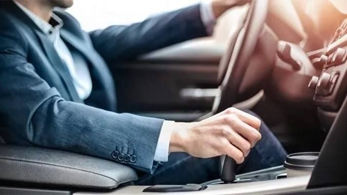 ПОЧТИ ПОЛОВИНА РОССИЯН ПОКУПАЕТ ОДНУ МАШИНУ НА ВСЮ ЖИЗНЬ: ПЕЧАЛЬНАЯ СТАТИСТИКА
«КП»: 43% россиян покупают один автомобиль за всю жизнь😔

▪️Последние события в мире существенно повлияли на автомобильный рынок России. Ограничения на импорт и скачок цен стали причиной изменения потребительского поведения. Как часто россияне покупают новую машину? 🚗

📃Опрос, в котором приняли участие 8,9 тысяч человек, предоставил интересные результаты.

▪️43% россиян признались, что покупают автомобиль один раз на всю жизнь. В комментариях многие участники опроса отмечают, что сейчас, в условиях санкций, покупка новой машины – дорогое мероприятие. Желания покупать китайские авто за огромные деньги у многих нет, а иномарки из недружественных стран и вовсе под вопросом.

▪️По 21% опрошенных меняют автомобиль раз в 10 или 20 лет. Это говорит о том, что многие россияне привыкли бережно относиться к своему авто, ремонтировать и обслуживать его регулярно.

▪️10% россиян хотели бы менять автомобиль каждые 3-5 лет. Для них, видимо, важна новенькая машина, со всеми новейшими технологиями и опциями. Однако, в нынешних условиях такая частота обновления автопарка для большинства становится нереальной.

▪️1% россиян меняют машину почти каждый год. Скорее всего, это люди, занимающиеся бизнесом или имеющие особые потребности в перевозках, для которых автомобиль является инструментом работы. 4% опрошенных выбрали вариант «другое». Многие из них признались, что до санкций у них получалось менять машину чаще, но сейчас из-за резкого скачка цен такой возможности у них нет.