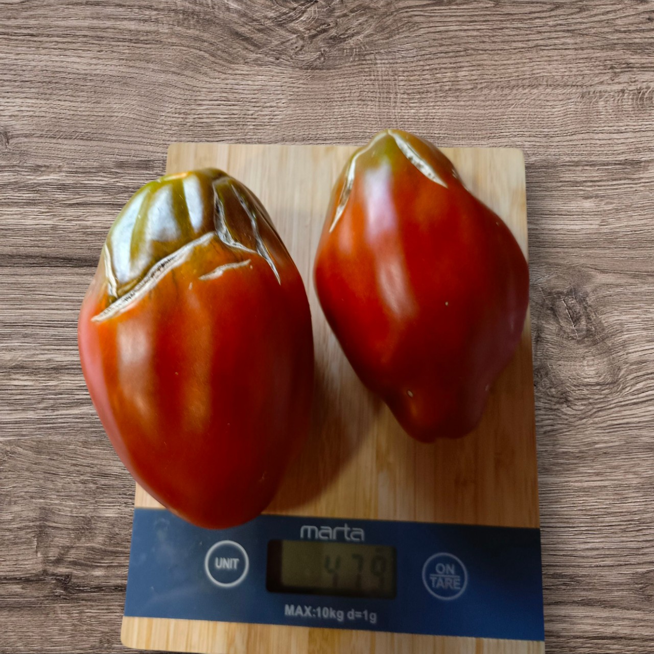 Кубинский перцевидный – томат с уникальным вкусом!

Если вы ищете томат, который удивит и внешним видом, и вкусом, обратите внимание на Кубинский перцевидный!

✅ Форма – удлинённая, с выраженным рёбрышками
✅ Цвет – в стадии зрелости насыщенно-коричневый
✅ Мякоть – плотная, мясистая, практически без семян
✅ Вкус – с нотками подкопчённого или печёного томата, очень насыщенный
✅ Средний вес – 200-350 г (на фото красавец на 479 г!)

Идеален для свежих салатов, соусов и паст! Кто уже выращивал? Делитесь впечатлениями!

#СочныеТоматы #КубинскийПерцевидный #НеобычныеТоматы