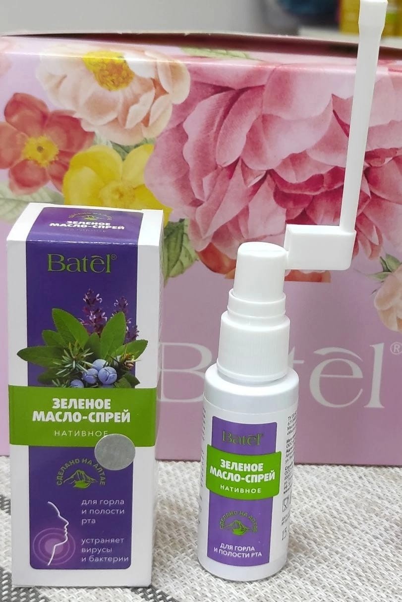 Простудой можно заболеть в любое время года, но осенью  и зимой бактерии и вирусы особенно часто оседают на слизистых носа или горла и вызывают воспаление. Простуда и грипп могут обострять имеющиеся лор-заболевания, например хронический аденоидит, синусит или фарингит.

⚠️Также подхватить простудные вирусы проще на фоне:
✓ недостатка витаминов и минералов;
✓ переохлаждения организма, например если одеться не по погоде;
✓ сухого холодного воздуха;
✓ травмирования слизистой носа или горла.

Вам придет на помощь  Зеленое масло-спрей!  Средство №1 в сезон простуд и эпидемий и тогда, когда болит горло. Держите его при себе и используйте уже при первых симптомах. Сделано на Алтае из натуральных экстрактов, масел и прополиса.

Применение:

Взрослые и дети с 12 лет

При помощи дозатора-распылителя 1-2 нажатиями на распылитель спрей нанести на воспалённую область горла, миндалины, проглотить. Применять 3 раза в день после еды. Непосредственно после применения следует воздержаться от приема пищи и напитков в течение 1-2 часов.

Дети с 6 до 12 лет

При помощи дозатора-распылителя 1-2 нажатиями на распылитель спрей нанести на воспалённую область горла, миндалины, проглотить. Применять 2 раза в день после еды. Непосредственно после применения следует воздержаться от приема пищи и напитков в течение 1-2 часов.

Дети с 3 до 6 лет

При помощи дозатора-распылителя 1 нажатием на распылитель спрей нанести на воспалённую область горла, миндалины, проглотить. Применять 2 раза в день после еды. Непосредственно после применения следует воздержаться от приема пищи и напитков в течение 1-2 часов.

Противопоказания: индивидуальная непереносимость компонентов. Перед применением необходимо проконсультироваться с врачом. Беременным и кормящим женщинам перед применением также необходима консультация врача.