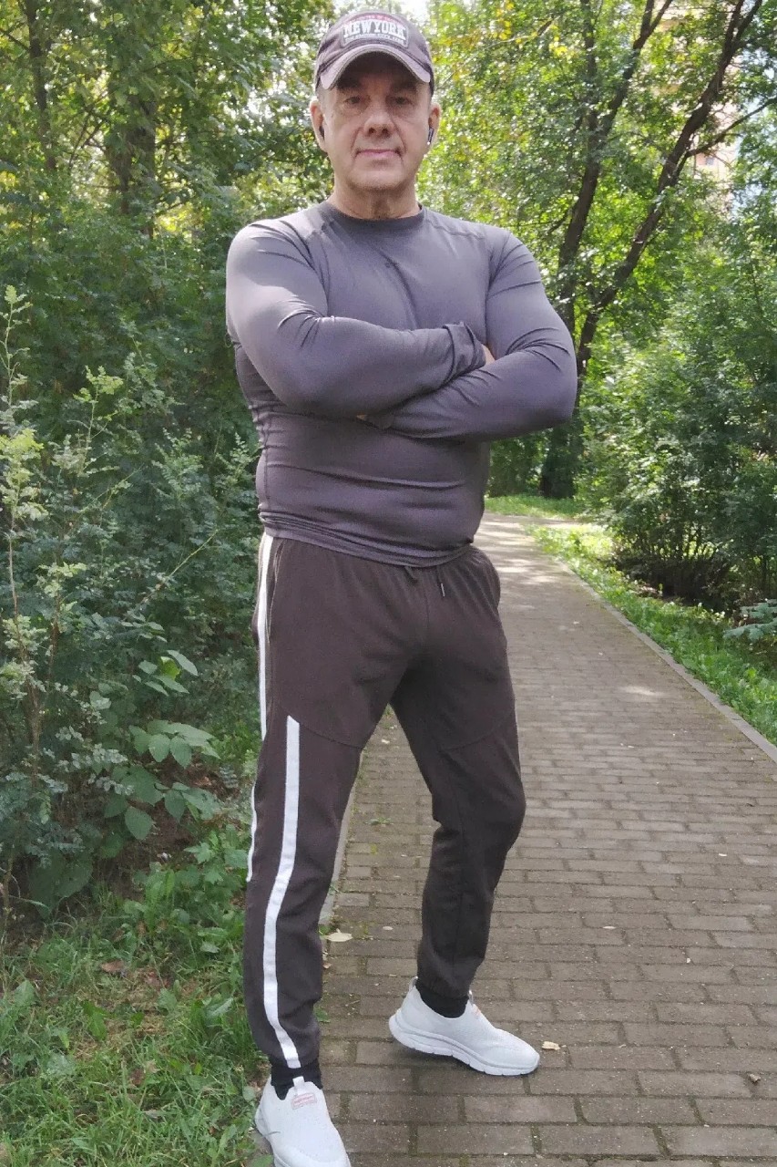 Август