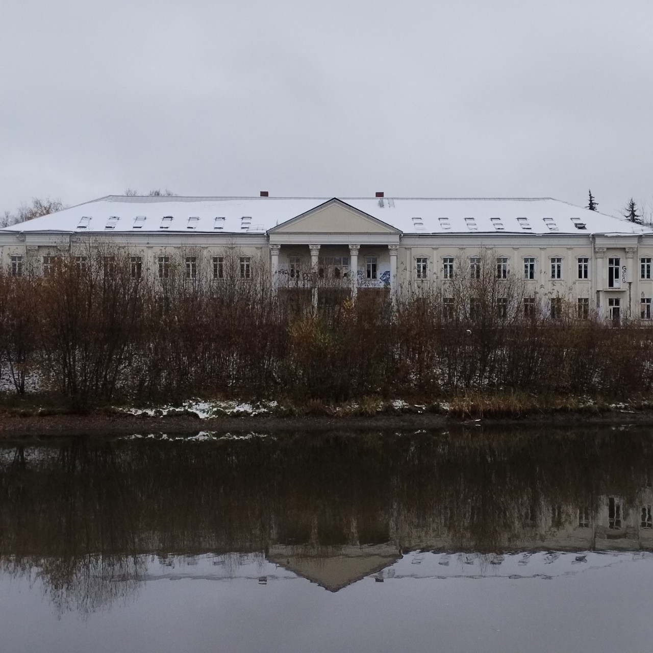 Здание не обозначено на карте Подольска как достопримечательность. Мне кажется, что это усадебный дом.

[#подольск](подольск) [#подмосковье](подмосковье) [#путешествия](путешествия) [#люблюпутешествовать](люблюпутешествовать) [#архитектура](архитектура) 