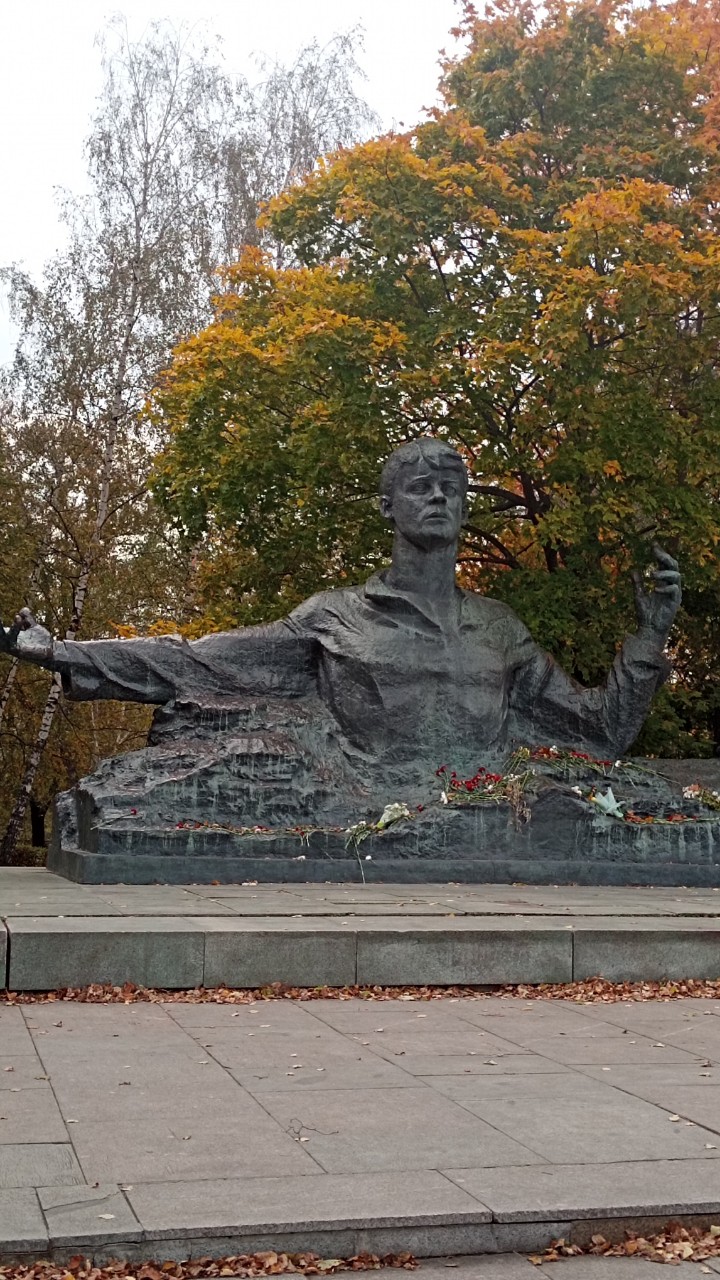 "А у нас в Рязани - грибы с глазами. Их едят, они глядят". Таких "глазастеньких" мы встречали во время прогулки по осенней Рязани. Маленькие бронзовые грибы-скульптурки у городских достопримечательностей провоцируют туристов собрать коллекцию, а одновременно познакомиться  городом. Цитируя Кису Воробьянинова: " Сейчас такие дивные погоды стоят", - мы своё знакомство с Рязанью начали с колокольни Успенского собора кремля. Это визитная карточка города. 
   Рядом с кремлём на круче установлен необычный памятник Сергею Есенину. Как будто поэт читает стихи, широко раскинув руки и поднимаясь из земли. Он стоит в окружении клёна, берёзы и рябины, воспетых им деревьях. 
   У меня Рязань всегда ассоциировалась с Есениным, здесь его малая родина, недалеко отсюда, в деревне Константиново, он родился. К слову, уроки литературы привили мне такие ассоциации и для других русских классиков из школьной программы. 
   Даже если не знать биографию Сергея Есенина, то по сувенирной продукции не сложно догадаться, он здесь повсюду: одежде, посуде, магнитах, шоколаде, и этикетках (пива, конечно). 
   Уж если говорить о гастрономическом, то в Рязани популярны леденцы на палочке (их изобретение, и музей леденца есть), пряники, авторские наливки, сыры и калинник (этакое пирожное/пирог с калиновым джемом). (Продолжение в комментариях)
