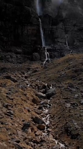 💦  Водопад Чараур, Докузпаринский район
Республика Дагестан🇷🇺
📌 Водопад является сезонным: осенью, зимой и весной на Сельдинском плато собираются осадки, которые тают и обрушиваются со скалы. Летом Чараур пересыхает и исчезает, оставляя вместо себя огромное облако.