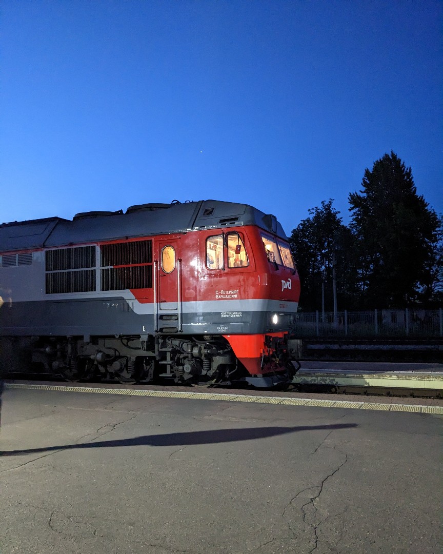 #ТЭП70БС-195 и #Юпитер на фоне
#ржд #тепловоз #вокзал [#Псков](Псков) [#railwaystation](railwaystation) #railway [#Pskov](Pskov) 