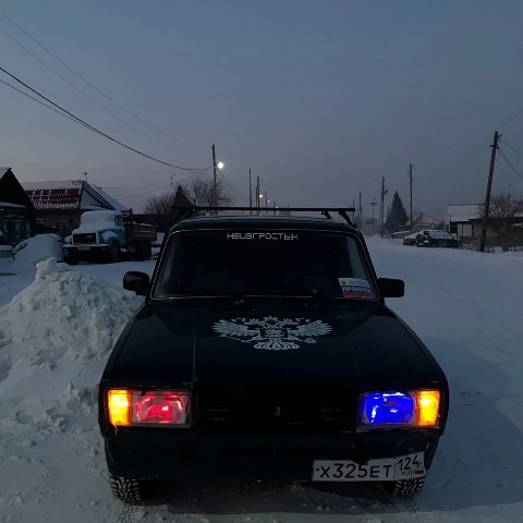 Кайфуй в LOOKY. #124регион#rus124#124#красный#синий#ваз#ваз2107#семёрка#чёрная#гербрф#зима#снег#опер. ❤️💙

#124регион#rus...