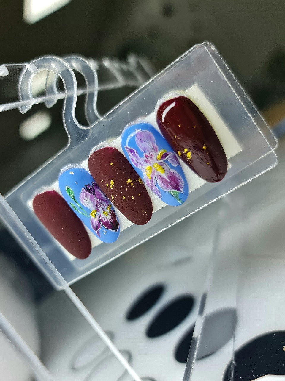 Ирисы 🌸
Недавно решила попробовать нарисовать цветы — вот моя попытка сделать ирисы. Смотрю спустя время и думаю: неплохо получилось, даже симпатично! 😊

Что скажете вы? Ставьте ❤️, если нравится

#маникюр #валуйкиманикюр #nailart #ирисынаногтях #ручнаяросписьногтей #дизайнногтей #маникюрвалуйки