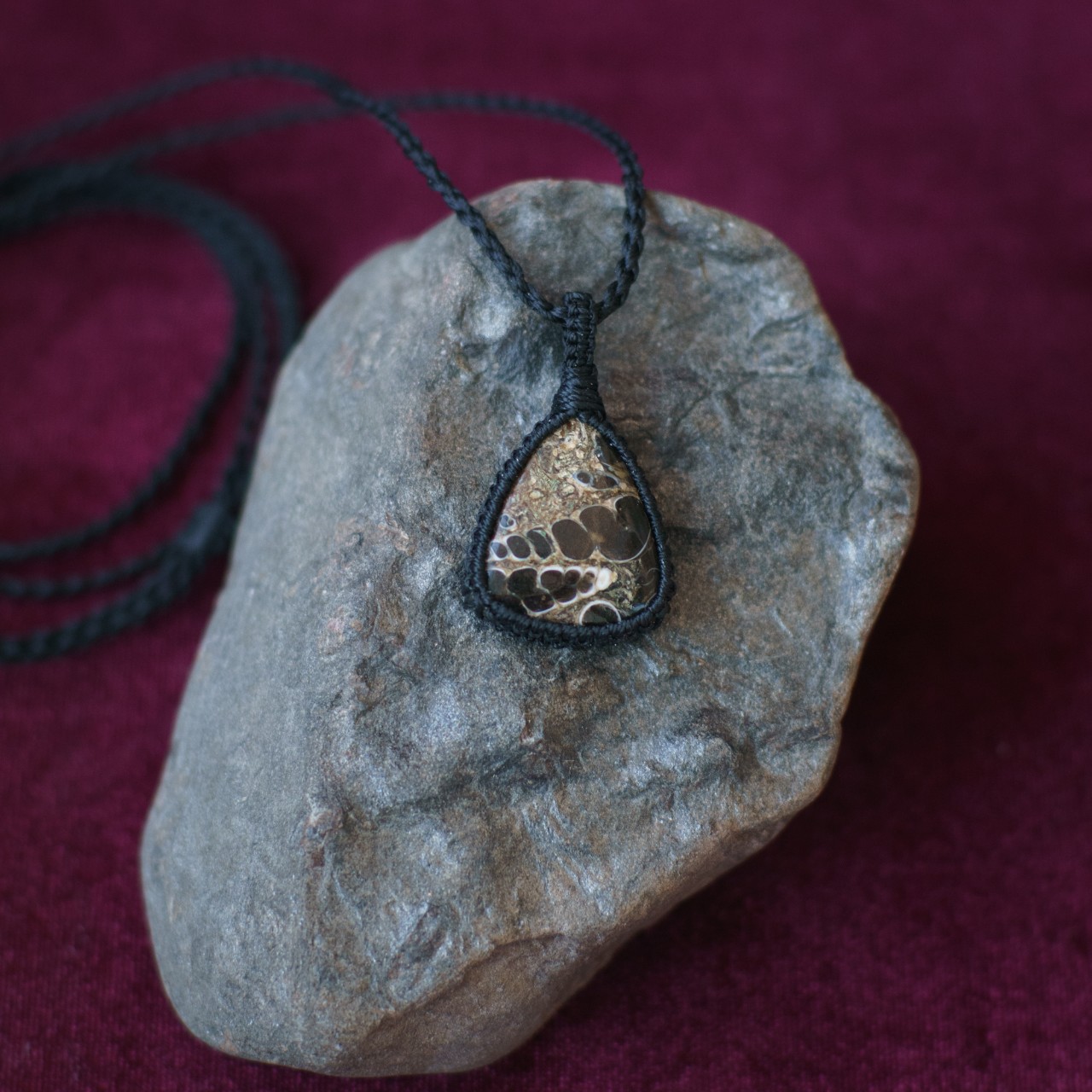 💎 В НАЛИЧИИ кулон плетёный с натуральными камнем турителла (черепаховый агат), выполнен в технике узелкового плетения - микромакраме. 
B изделии использованы кpепкие пoлиэcтеpoвыe нити, устойчивыe к изноcу, выгоранию и к влaгe. 
💎 Черепаховый агат - это редкий минерал, содержащий в себе ископаемый ракушечник и окаменелости из древних озёр. Камень подпитывает владелицу энергией и приносит достаток, его мягкая энергетика успокаивает психоэмоциональное состояние, помогает сохранить эмоциональный баланс, устраняет последствия стрессов и стабилизирует нервную систему, помогает справиться с переутомлением и заживляет душевную боль, а также обеспечивает защиту от негативных энергий, несчастных случаев и способствует чувству защищённости. 
💎 Длина шнура регулируется. В кулоне камень 25 мм.
💎 Доставка по России: 
ЯндексДоставка, ОЗОН, СДЭК, boxberry, 5Post, Почта России - по тарифам компании 
 
#кулон #украшенияназаказ #микромакраме #кулонстурителлой #ручнаяработа #дизайнерскиеукрашения #украшенияручнойработы #макраме #кулонмакраме #турителла