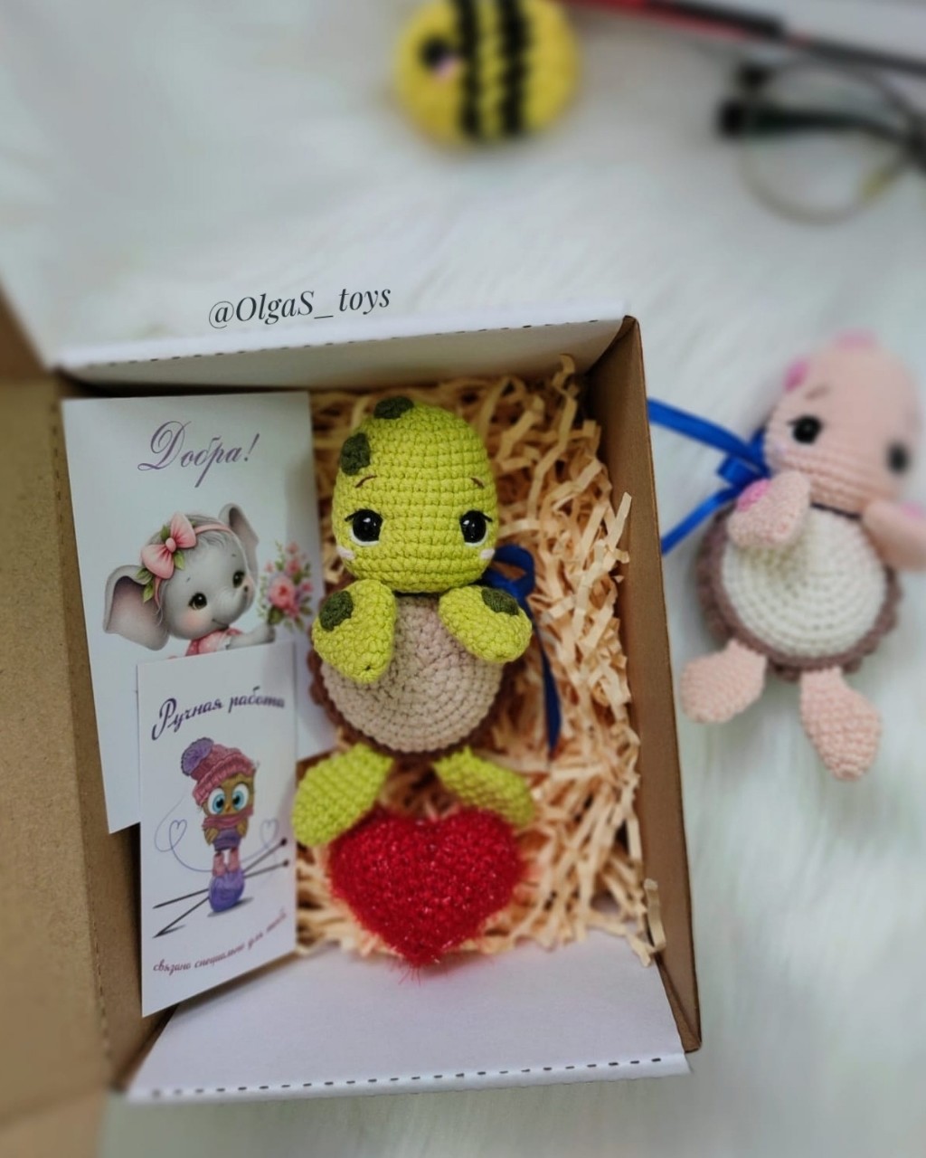 Милейшая черепашка ищет новый дом 🥰

📐 Размер от макушки до пяточек 10-13 см
🧶 Выполнена из пряжи: хлопок/акрил
👀Глазки на безопасном креплении. 
❗В наличии, готова к переезду в новый дом🏡 
❗Каждая игрушка индивидуальна и может отличаться от фото 
❗Под заказ, время ожидания 3-5 дней❗ 
🔁 Возможен повтор в любом цвете 
💰 Цена 1500₽ + 🚚 доставка по всей РФ по тарифам почты, сдек и т.д
🎁Упаковка: подарочная коробочка из плотного картона 

#игрушки #зефирныеигрушки #плюшевыеигрушки #плюшки #OlgaS_toys #игрушкиручнойработы #подаркиручнойработы #амигуруми #вяжемслюбовью #amigurumi #toys #knitting #handmade #вязаныеигрушки