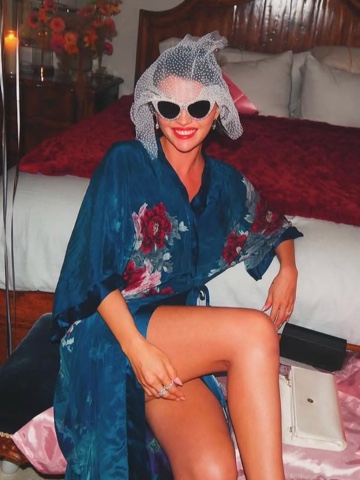 Selena Gomez в LOOKY. . What you should be d...