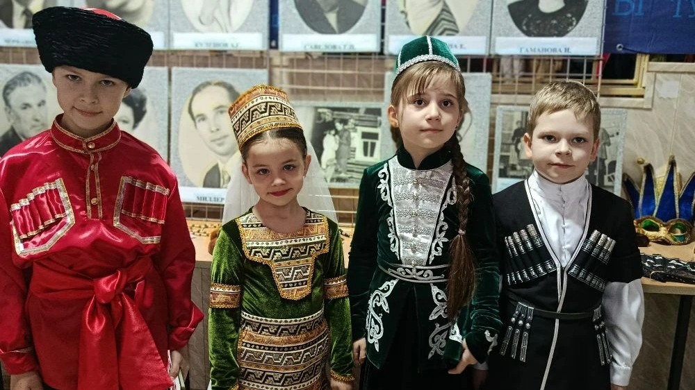 Вчера выступали на концерте.
Библионочь - единство народов
Кто сможет угадать какие народы мы представляли?