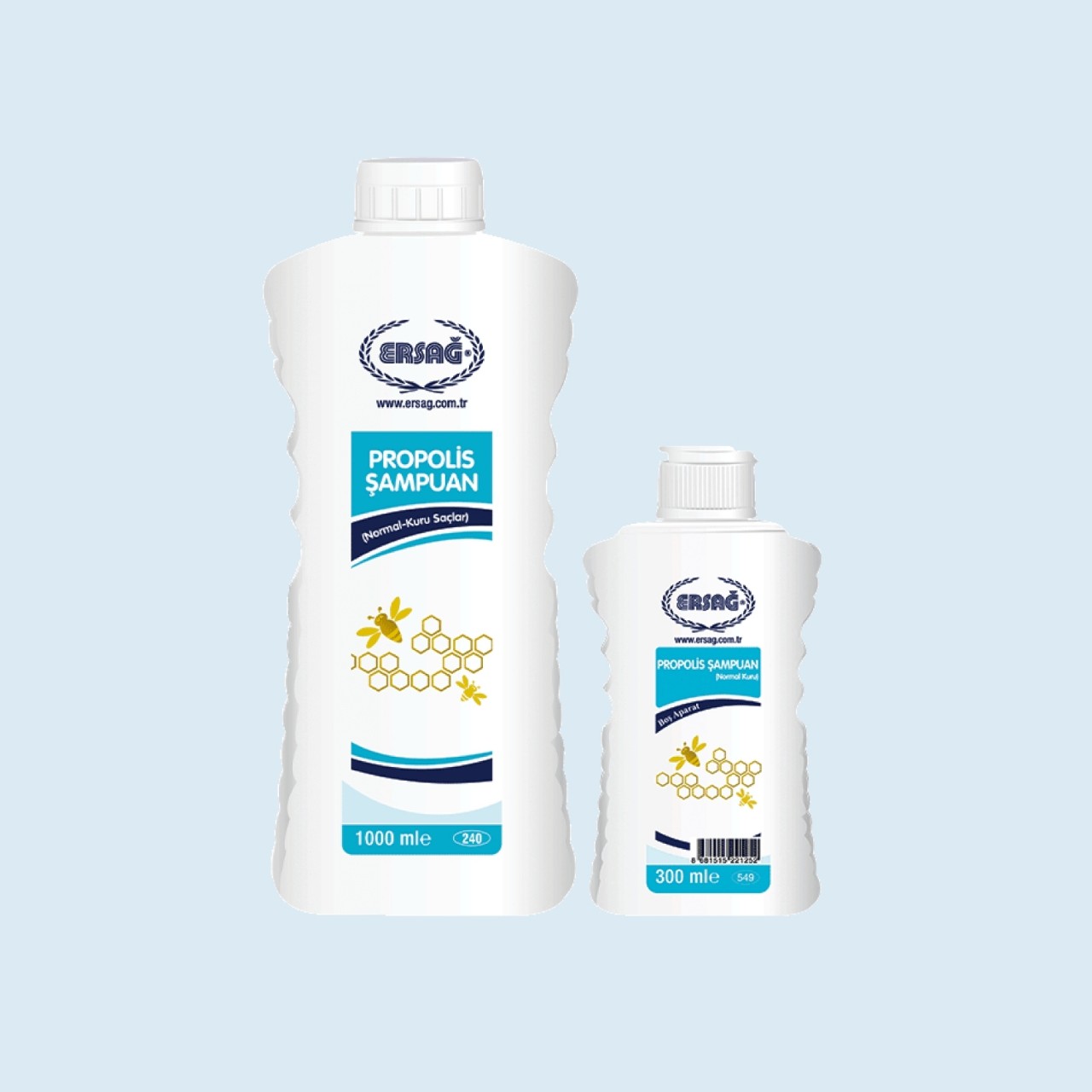 #мой_лук

Шампунь с прополисом Ersag (Propolis Şampuan) — средство для ухода за нормальными и сухими волосами 
. Представлен в двух объёмах: 1000 мл и 300 мл 
.

Ключевые особенности:

Основа: прополис и комплекс натуральных растительных экстрактов (зверобой, ромашка, конский каштан, гамамелис, подорожник, хвощ, лесная мальва, алтей, пажитник и др.) 
.
Назначение: для бережного очищения и интенсивного ухода за волосами и кожей головы 
.
Действие:
нормализует микрофлору кожи головы 
;
борется с перхотью, зудом, покраснением и чувством стянутости 
;
увлажняет волосы и кожу головы, предотвращает сухость и ломкость 
;
укрепляет волосы, делает их более упругими, эластичными, плотными и крепкими 
;
способствует сохранению естественного объёма и блеска 
;
формирует лёгкую защитную плёнку, оберегающую волосы от горячего воздуха и УФ-лучей 
.
Преимущества:
не содержит сульфатов, парабенов, искусственных красителей и отдушек 
;
подходит для чувствительной кожи головы 
;
подходит для ежедневного применения 
;
экономично расходуется (особенно объём 1000 мл) 
.
Подходит для: нормальных и сухих волос, в том числе окрашенных или подвергшихся химической завивке 
.
Способ применения:

Нанести небольшое количество шампуня на ладонь.
Распределить по влажным волосам и коже головы, мягко массируя до образования пены.
Оставить на 3–5 минут для воздействия активных компонентов.
Тщательно смыть тёплой проточной водой.
При необходимости повторить процедуру 
.
Рекомендации:

не использовать горячий фен для сушки волос 
;
не расчёсывать волосы в мокром состоянии 
;
для лучшего результата использовать регулярно 
.
Производитель: Ersag (Турция).

Если вас интересует дополнительная информация (состав, коды товаров, цены), уточните, пожалуйста!
