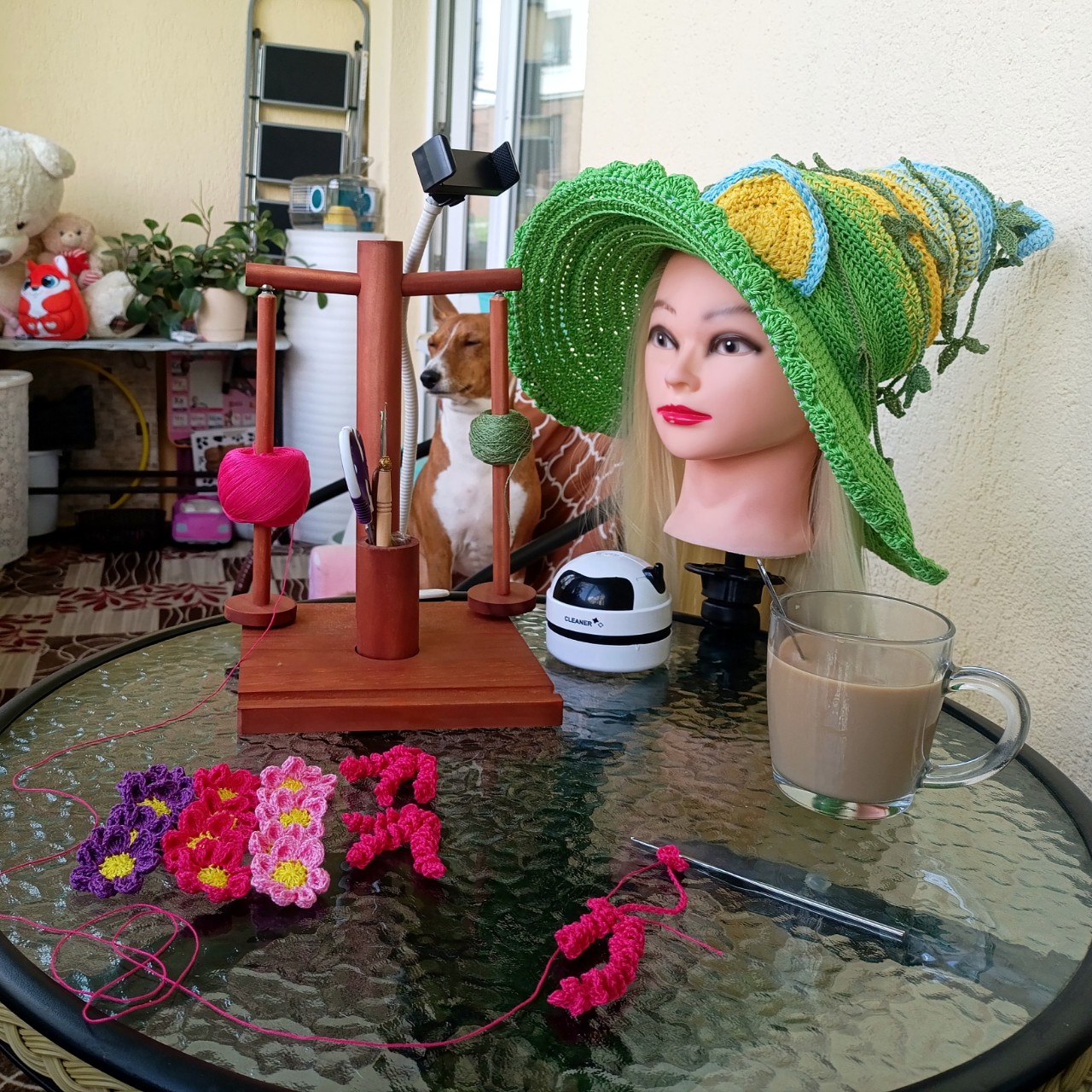 🧶 Мой уютный творческий уголок 🧶
Продолжаю вязать шляпку ведьмочки, для Ви 🧙‍♀️ пока сделано только 60% задуманного 🤔 а уже не терпится увидить готовый результат 🙈

#вяжукрючком #шляпаведьмы #цветы #цаетыкрючком #процесс