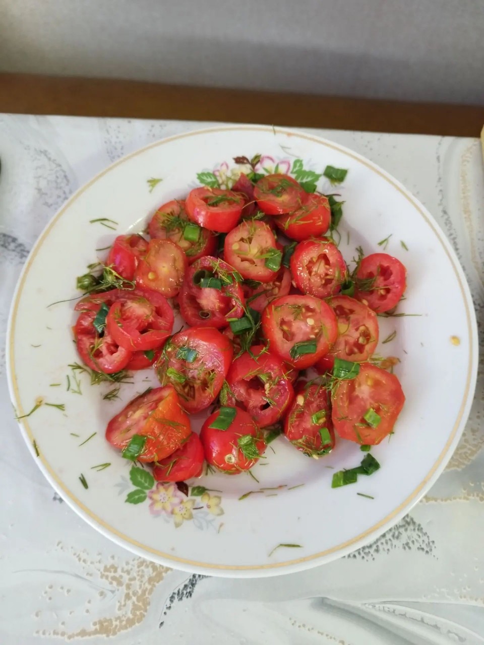 Рецепты от Виктории Поляковой в LOOKY — #Салат из помидоров 🍅🥗:
Способ приготовления; Берём помидо