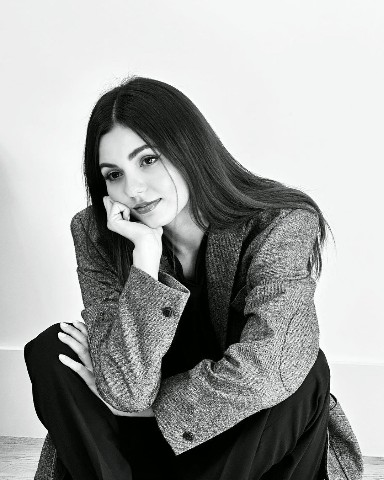 _victoriajustice_1993 в LOOKY. #OnlyAStranger. Me sitting here pati...